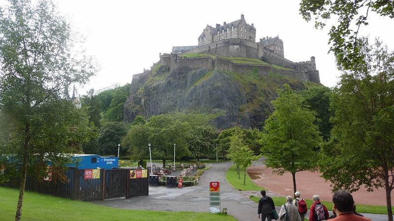 P1010583.JPG - Edinburgh/West Princes Street Garden: Blick zum Edinburgh Castel