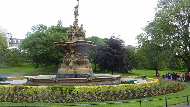 P1010584.JPG - Edinburgh/West Princes Street Garden: Springbrunnen