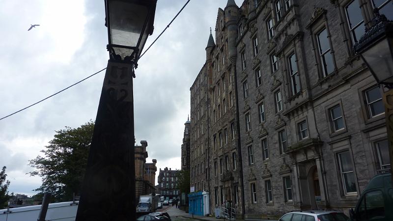 P1010586.JPG - Edinburgh/Mound Place: Die Altstadtbebauung ist höher als in der Neustadt
