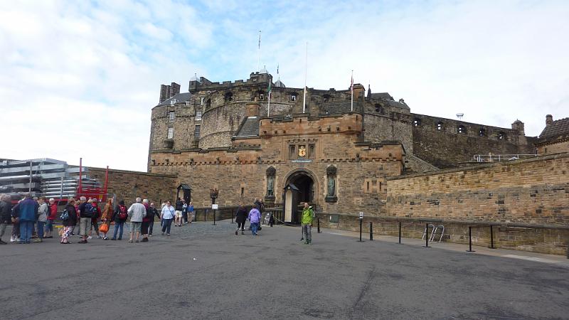 P1010587.JPG - Edinburgh/Esplanade: Blick zum Eingang des Castle