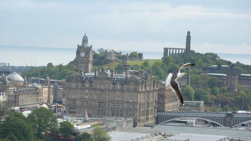 P1010588.JPG - Edinburgh/Castle: Blick zum Balmoral Hotel und Nelson's Monument (auf dem Berg)
