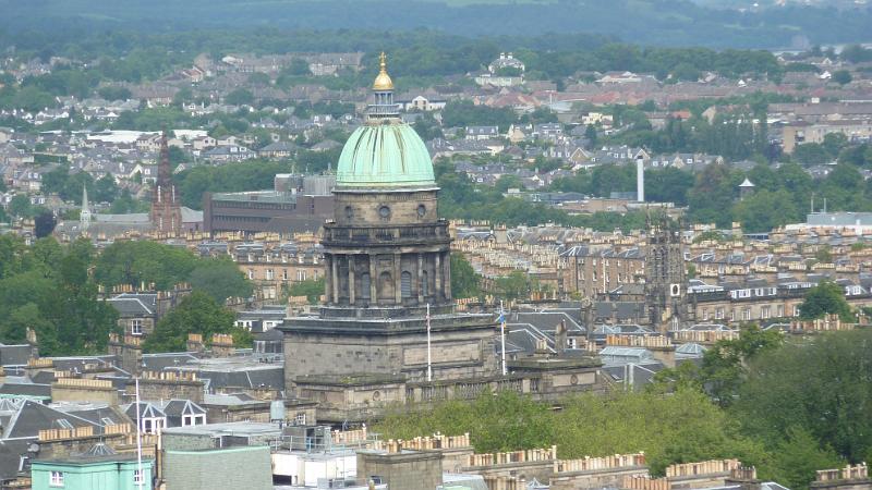 P1010589.JPG - Edinburgh/Castle: Blick zum Museum on the Mound