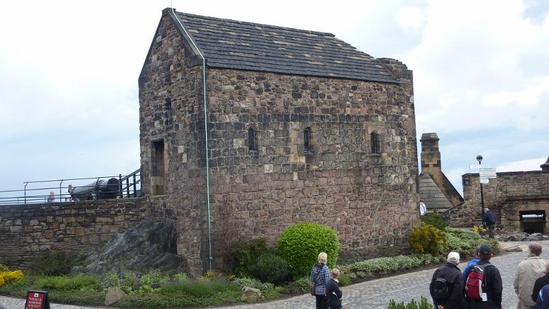 P1010592.JPG - Edinburgh/Castle: Blick zu St. Margaret's Chapel im Castle
