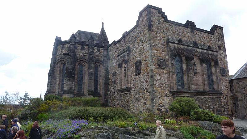 P1010593.JPG - Edinburgh/Castle: Rückansicht des War Memorial