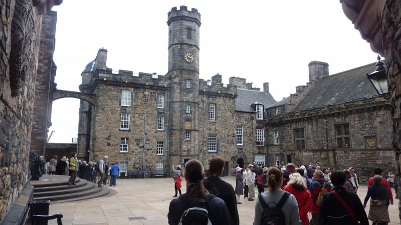 P1010594.JPG - Edinburgh/Castle/Crown Square: Blick zum königlichen Palast