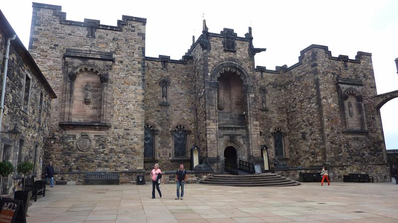 P1010602.JPG - Edinburgh/Castle/Crown Square: Blick zum War Memorial
