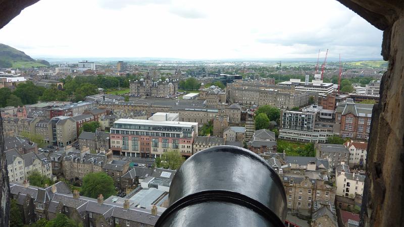 P1010603.JPG - Edinburgh/Castle: Blick durch die Half Moon Battery zur Universität