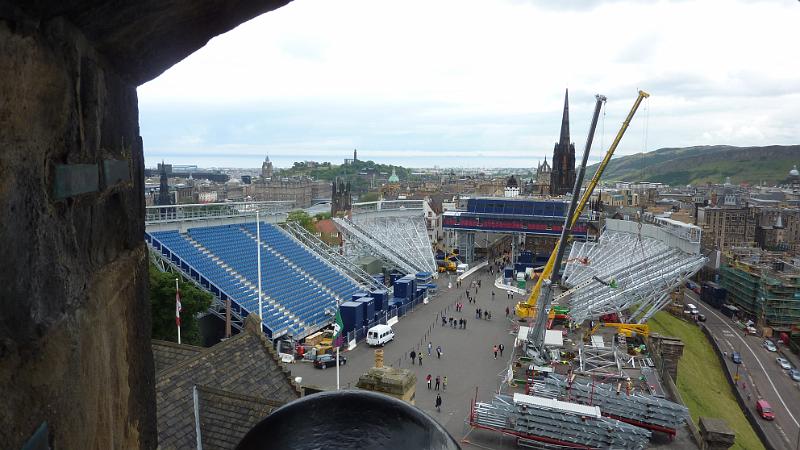 P1010604.JPG - Edinburgh/Castle: Blick durch die Half Moon Battery zur Esplanade, wo gerade die Tribünen für das Great Tatoo aufgebaut werden