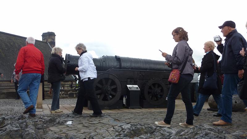 P1010605.JPG - Edinburgh/Castle: Die die Kanone Mons Meg vor St. Margaret's Chapel