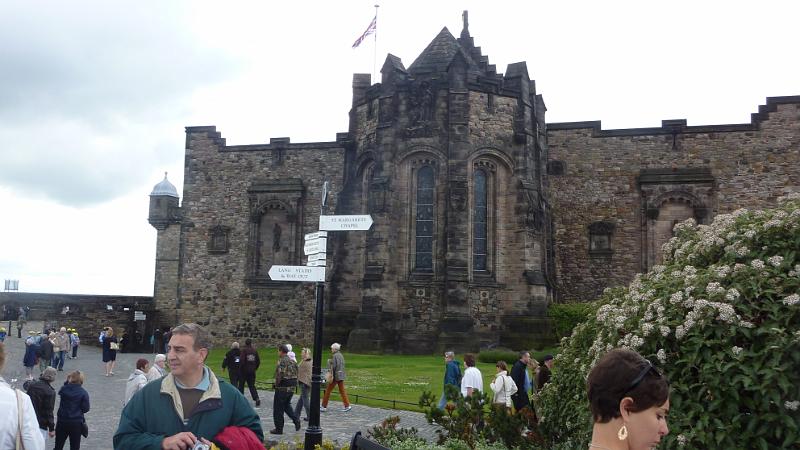 P1010606.JPG - Edinburgh/Castle: Seitenansicht des königlichen Palastes