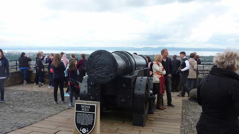 P1010607.JPG - Edinburgh/Castle: Blick auf die die Kanone Mons Meg