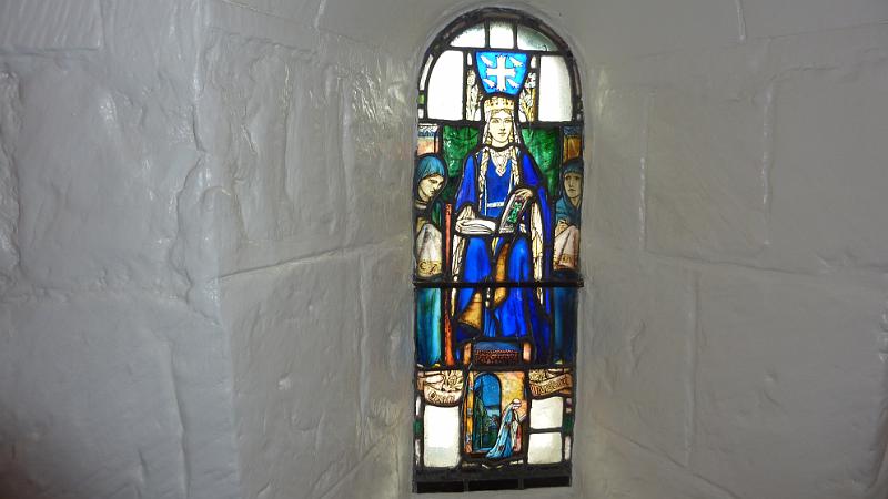 P1010608.JPG - Edinburgh/Castle: Das Buntglasfenster in St. Margaret's Chapel (ältestes Gebäude im Castle)