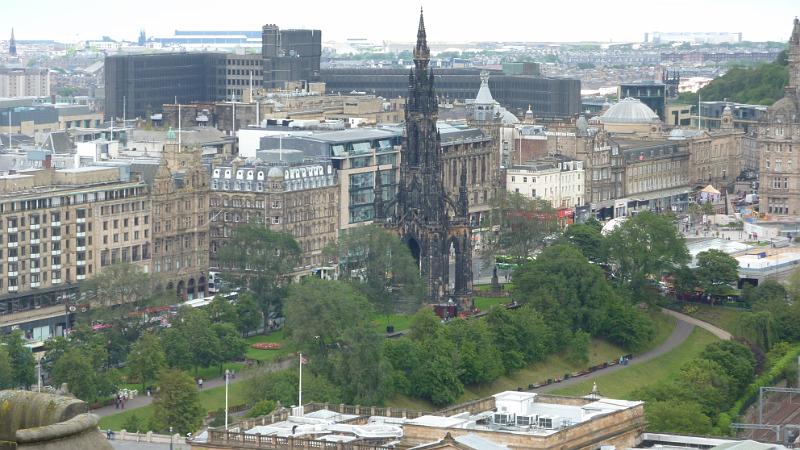 P1010610.JPG - Edinburgh/Castle: Blick zum Scott Monument