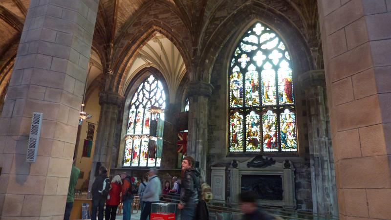 P1010619_ji.jpg - Edinburgh/St. Giles Cathedral: Blick zum Fenster eines Seitenschiffes