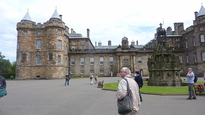 P1010625.JPG - Edinburgh: Blick auf Palace of Holyrood