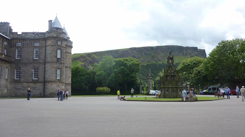 P1010626.JPG - Edinburgh/Palace of Holyrood: Blick über den Brunnen zum Tafelberg Arthur's Seat