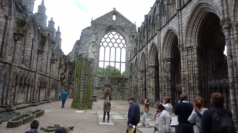 P1010627.JPG - Edinburgh/Palace of Holyrood: Blick in die Ruine der Abtei
