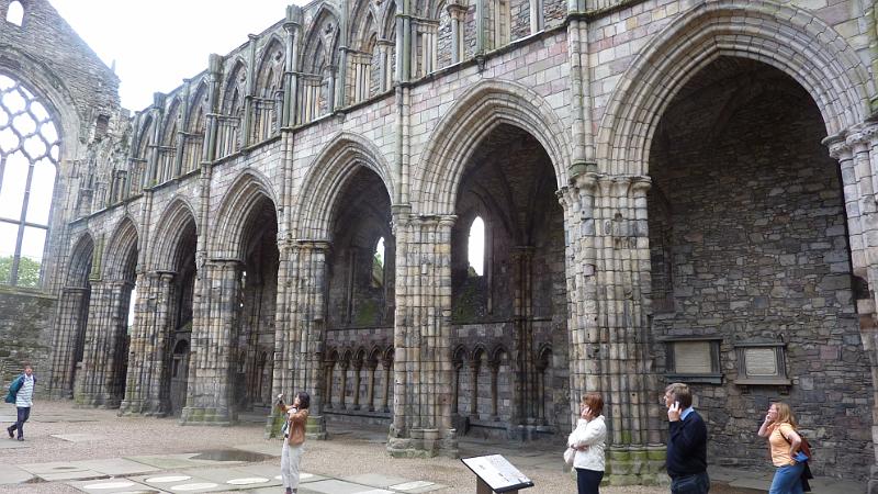 P1010628.JPG - Edinburgh/Palace of Holyrood: Blick in die Ruine der Abtei