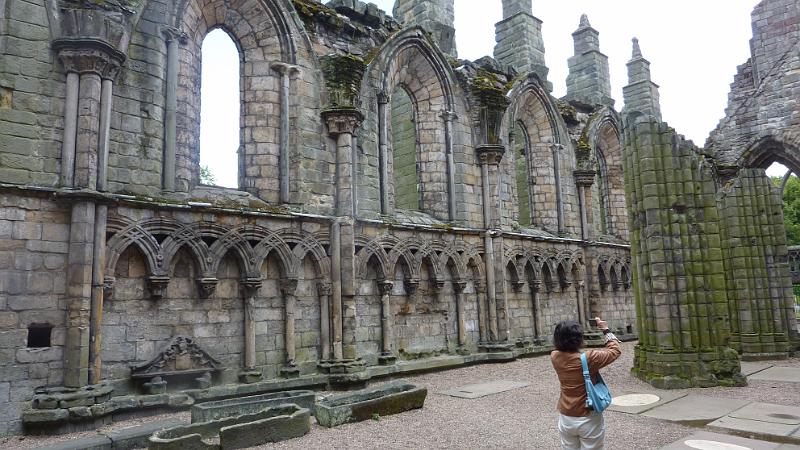 P1010629.JPG - Edinburgh/Palace of Holyrood: Blick in die Ruine der Abtei