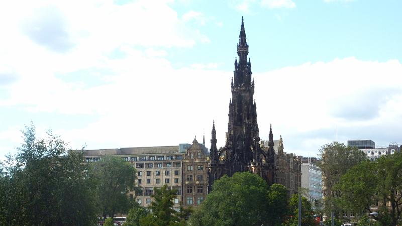 P1010631_ji.jpg - Edinburgh/Princes Street Garden: Blick zum Scott Monument