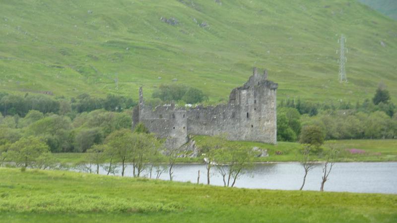 P1010651.JPG - bei Lochawe: Blick auf Kilchurn Castle am Loch Awe