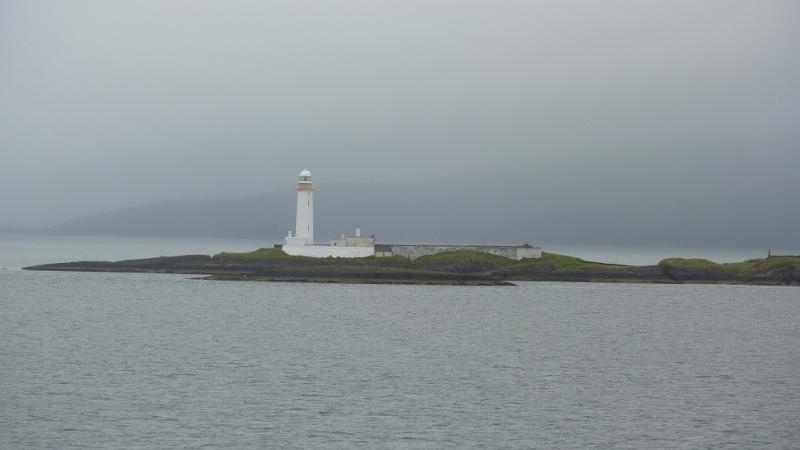 P1010658.JPG - Leuchturm von Lismore bei der überfahrt zur Insel Mull