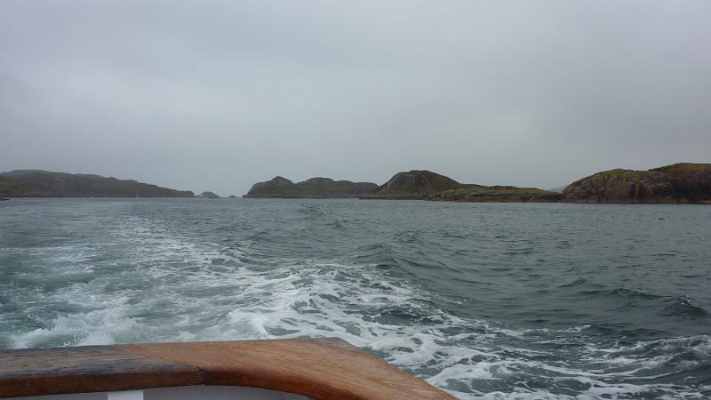 P1010671.JPG - überfahrt zur Insel Staffa: Blick zurück zu den letzten Inselchen vor Mull