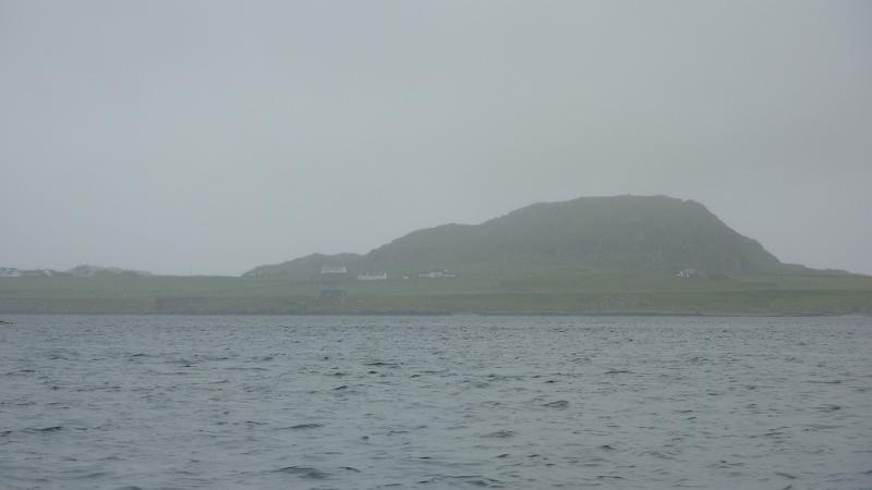 P1010672.JPG - überfahrt zur Insel Staffa: Blick zurück zu den letzten Inselchen vor Mull
