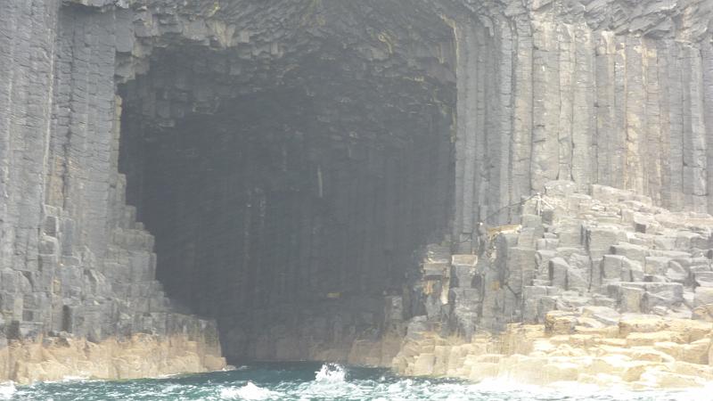P1010676.JPG - vor der Insel Staffa: Blick in die Fingals Cave (Zoom)