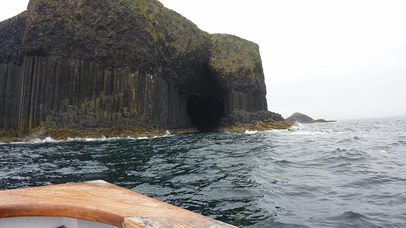 P1010677.JPG - vor der Insel Staffa: Blick in die Fingals Cave