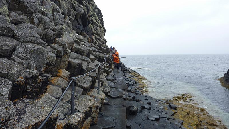 P1010686.JPG - Insel Staffa: Seilsicherung auf dem Weg zur Höhle