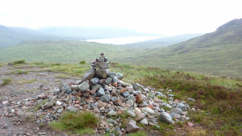 P1010708.JPG - West Highland Way: Blick über eine Steinpyramide zum Loch Eilde Mor (Blackwater Reservoir)
