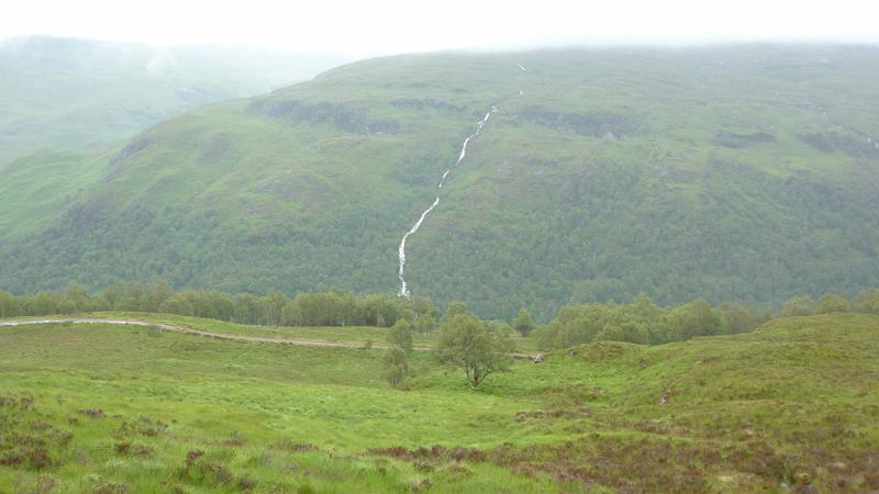 P1010710.JPG - West Highland Way: am gegenüberliegenden Berghang ergießt sich ein langer Wasserfall