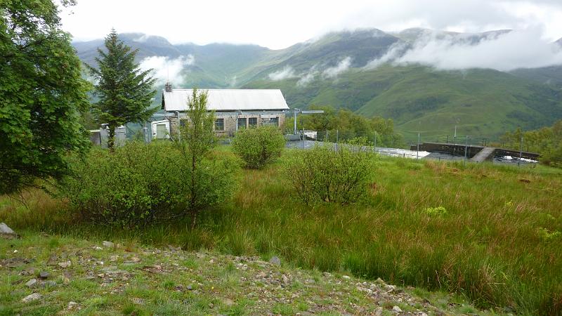 P1010711.JPG - West Highland Way bei Kinlochleven: Blick auf das Wasserkraftwerk mit dem Einlauf