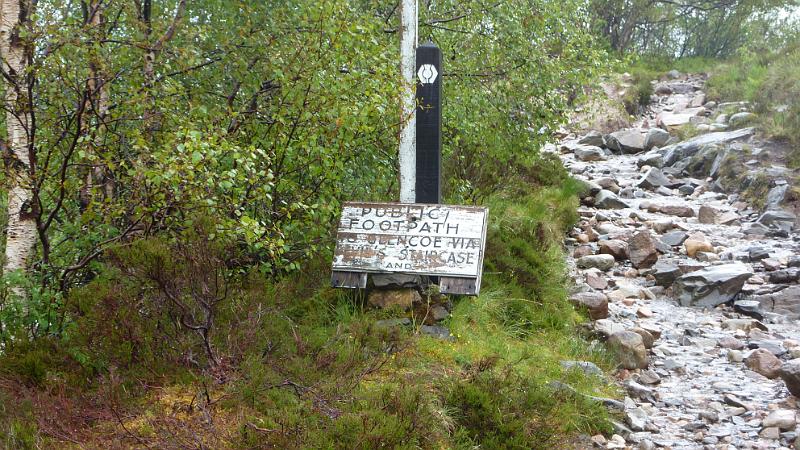 P1010712.JPG - West Highland Way bei Kinlochleven: es ist gut, daß es einen Wegweiser gibt, weil man sonst einen Bach vermutet