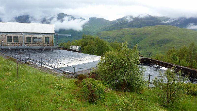 P1010716.JPG - West Highland Way bei Kinlochleven: Einlaufbauwerk des Wasserkraftwerkes