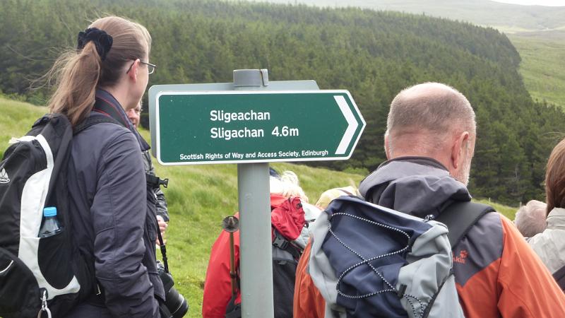 P1010731.JPG - Insel Skye: am Start der Wanderung ein Wegweiser zu unserem Ziel in Sligachan.