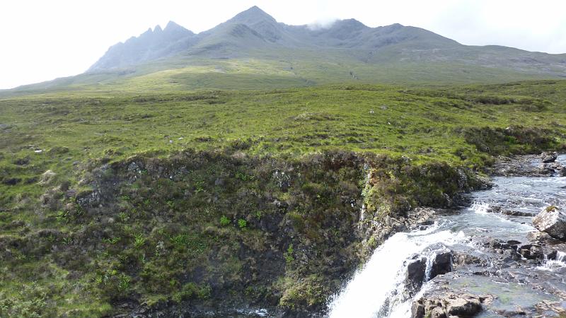 P1010737.JPG - Insel Skye: Ein weiterer Wasserfall mit Cuillins im Hintergrund.