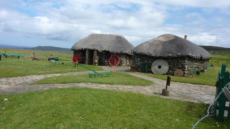 P1010764.JPG - Insel Skye/Skye Museum of Island Life: Blick auf nachgebaute historische Hütten