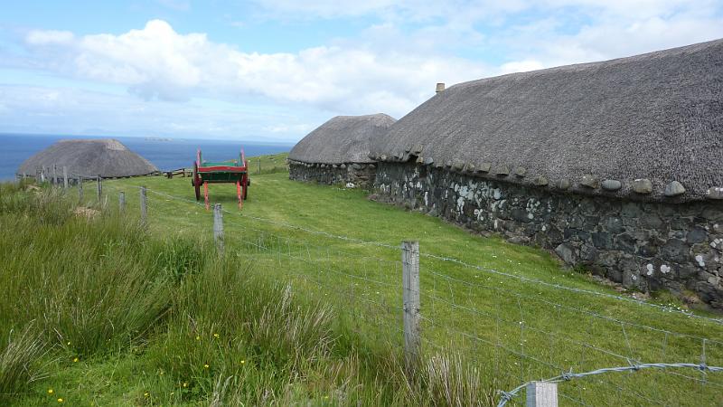 P1010765.JPG - Insel Skye/Skye Museum of Island Life: Blick auf restaurierte historische Hütten