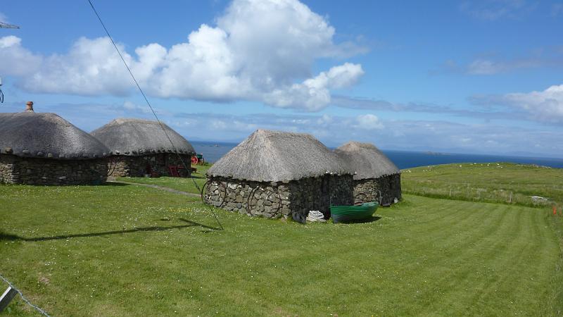 P1010766.JPG - Insel Skye/Skye Museum of Island Life: Blick auf nachgebaute historische Hütten