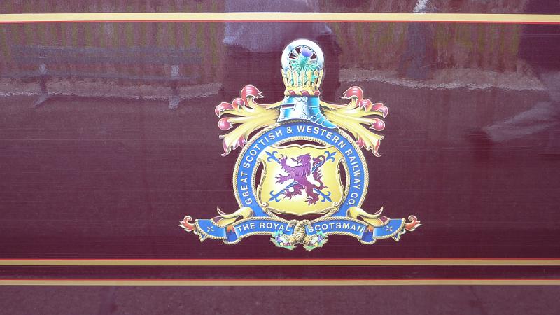P1010784.JPG - Achnasheen/Bahnhof: Wappen vom The Royal Scotsman