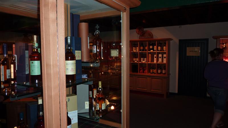 P1010844.JPG - Muir of Ord/Glen Ord Destillery: In der Verkaufsstelle gibt es fremde Whiskysorten