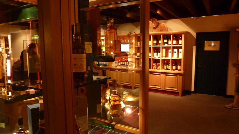 P1010845.JPG - Muir of Ord/Glen Ord Destillery: In der Verkaufsstelle gibt es fremde Whiskysorten