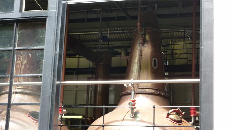 P1010848.JPG - Muir of Ord/Glen Ord Destillery: erste Destillierung (rot), im Hintergrund der Kondensator