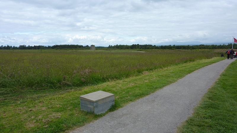 P1010862.JPG - Schlachtfeld bei Newlands: Blick zu einem Grabfeld in der Mitte