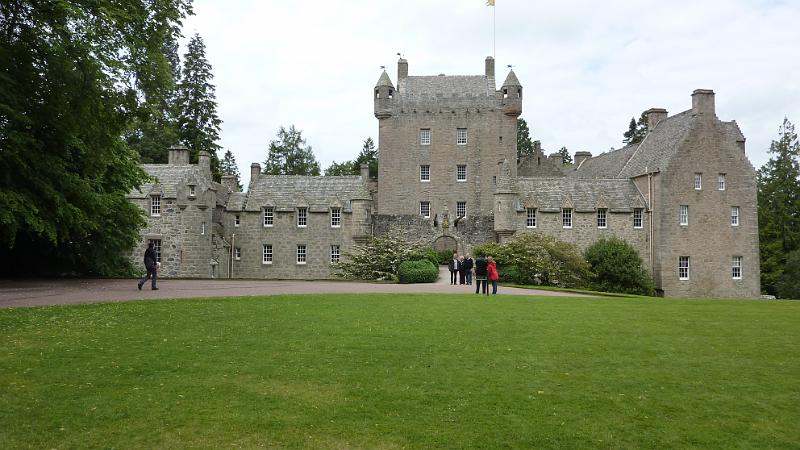 P1010867.JPG - Cawdor Castle: Blick auf das Schloß