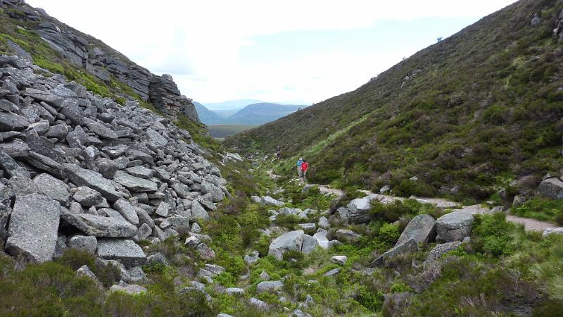 P1010905.JPG - Wanderung in den Cairngorms: in dem Bergeinschnitt geht es anfangs auf einem Weg...