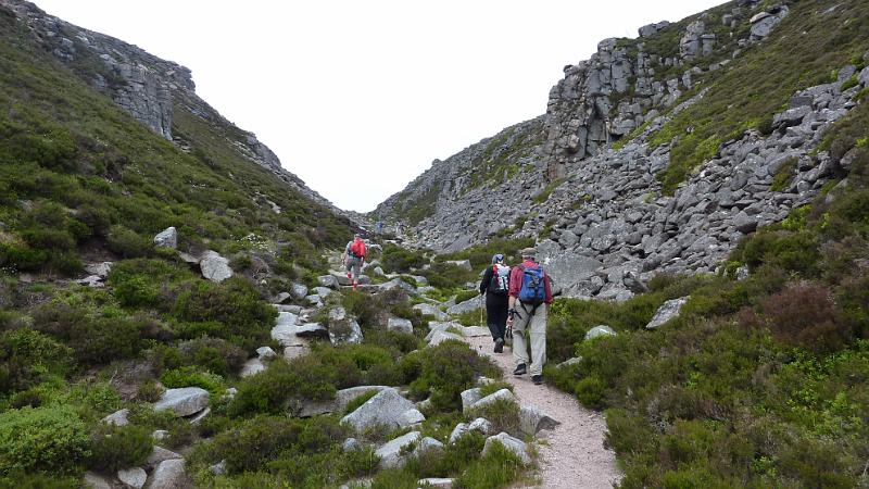 P1010906.JPG - Wanderung in den Cairngorms: in dem Bergeinschnitt geht es anfangs auf einem Weg...