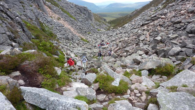 P1010908.JPG - Wanderung in den Cairngorms: ...und später muß man dann über Felsen klettern